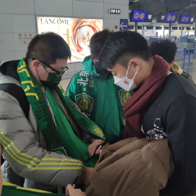 从最新发布的预告中可以看到，面对这些被打上;废柴标签的顽劣学生，刘德华总是一副不苟言笑的严师面孔，但藏在背后的，却是他为了帮助学生走出成长困境四处奔走、数次落泪的真情实感